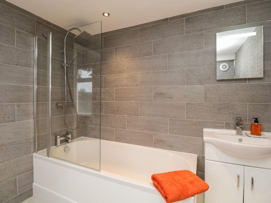 Holiday home Brantlea Detached 4 Bed Home, Hot Tub, View, Parking, Pet Friendly *