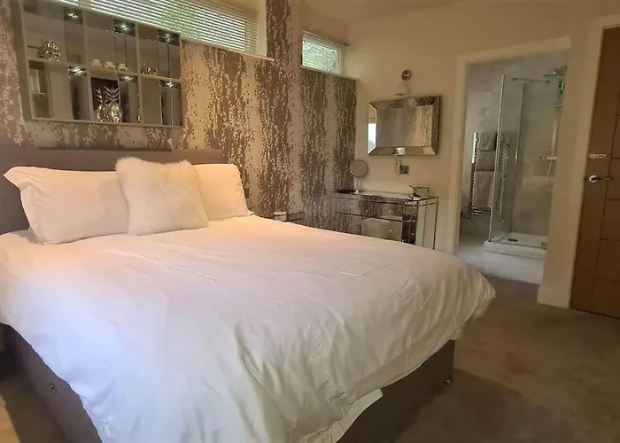 Brantlea Detached 4 Bed Home, Hot Tub, Lake View, Parking, Pet Friendly