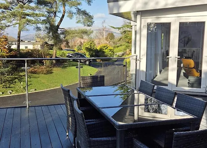 Brantlea Detached 4 Bed Home, Hot Tub, Lake View, Parking, Pet Friendly